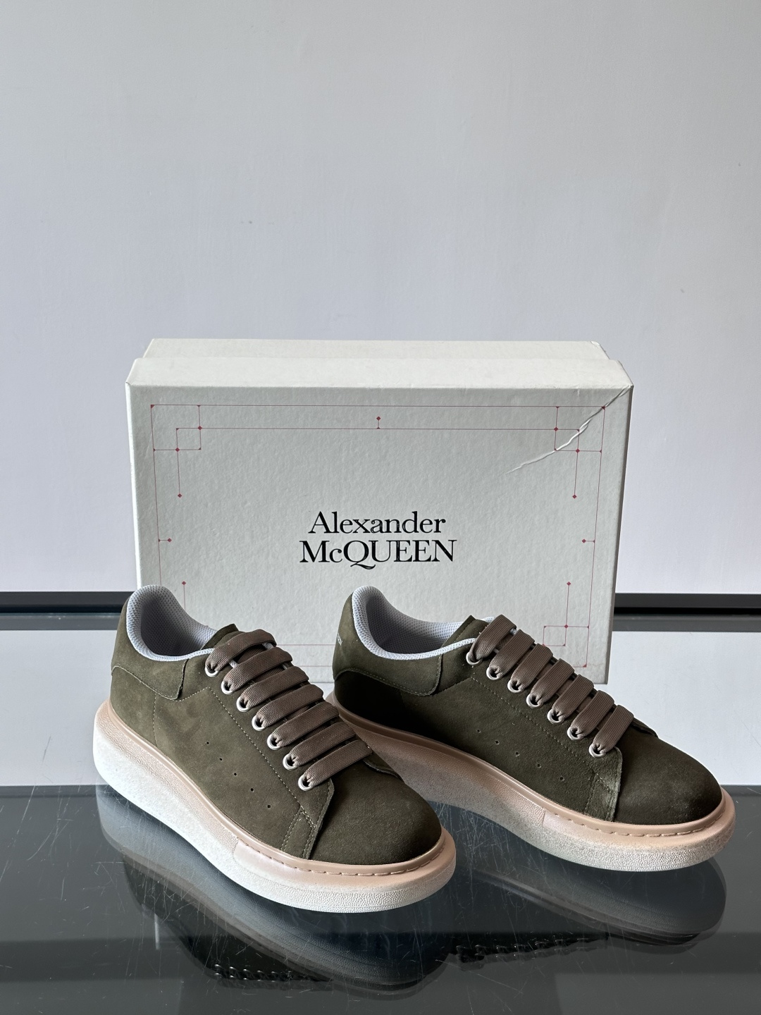 Alexander McQueen经典老爹鞋,采用麂皮,层次感满满,质感高级✨。厚底设计,白色EVA材质,缓震又增高,日 Alexander McQueen经典老爹鞋,采用麂皮,层次感满满,质感高级✨。厚底设计,白色EVA材质,缓震又增高,日