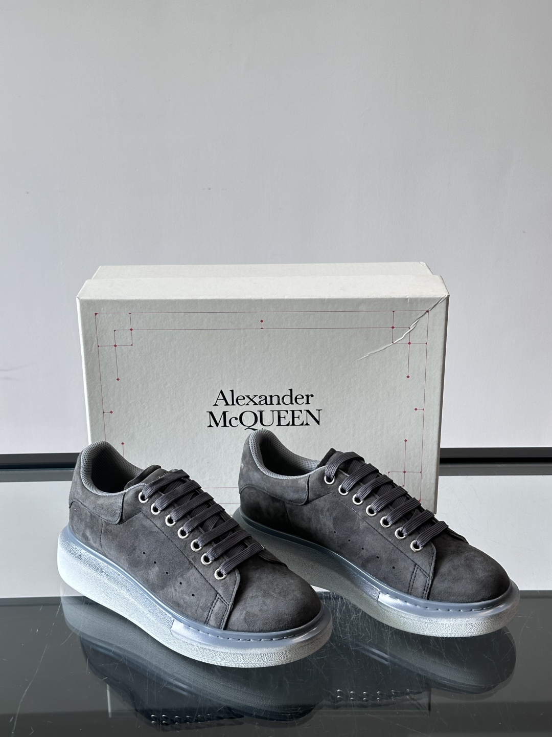 Alexander McQueen经典老爹鞋，采用麂皮，层次感满满，质感高级✨。厚底设计，白色EVA材质，缓震又增高，日