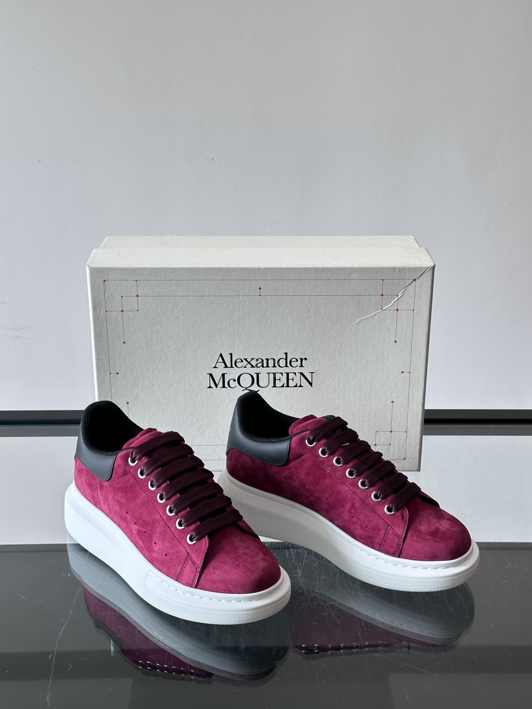 Alexander McQueen经典老爹鞋,采用麂皮,层次感满满,质感高级✨。厚底设计,白色EVA材质,缓震又增高,日 Alexander McQueen经典老爹鞋,采用麂皮,层次感满满,质感高级✨。厚底设计,白色EVA材质,缓震又增高,日