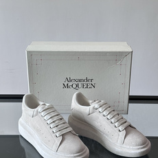 Alexander McQueen经典老爹鞋,采用麂皮,层次感满满,质感高级✨。厚底设计,白色EVA材质,缓震又增高,日 Alexander McQueen经典老爹鞋,采用麂皮,层次感满满,质感高级✨。厚底设计,白色EVA材质,缓震又增高,日