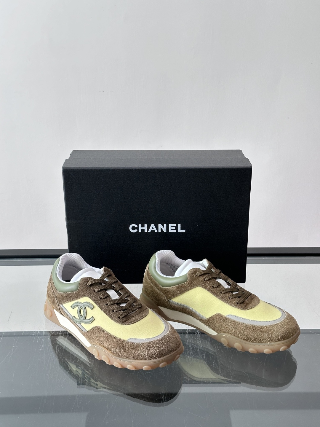 Chanel 26B豆豆德训鞋。美貌与舒适可以共存经典又复古,有平底和小猫跟两种,干净的old money配色,内里是能 Chanel 26B豆豆德训鞋。美貌与舒适可以共存经典又复古,有平底和小猫跟两种,干净的old money配色,内里是能