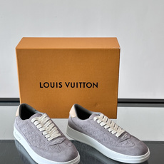 LV Flash 运动鞋为绒面牛皮革压印 Nano Monogram 图案,以流畅线条勾勒简约美学风尚。皮革饰边结合明丽 LV Flash 运动鞋为绒面牛皮革压印 Nano Monogram 图案,以流畅线条勾勒简约美学风尚。皮革饰边结合明丽