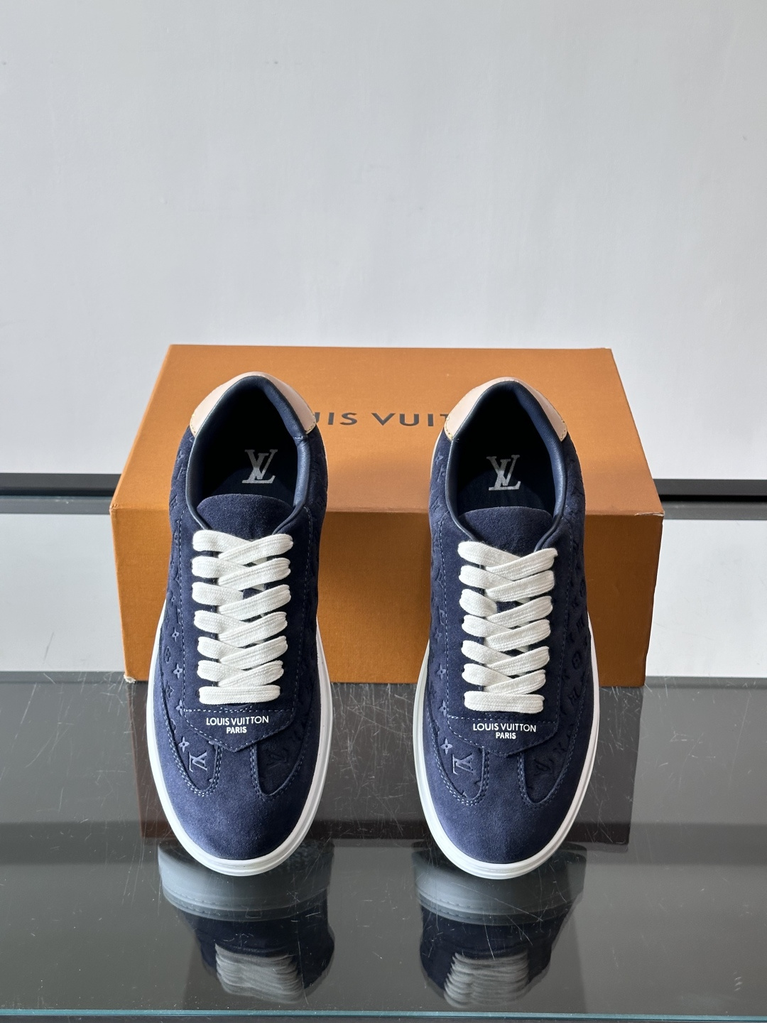 LV Flash 运动鞋为绒面牛皮革压印 Nano Monogram 图案，以流畅线条勾勒简约美学风尚。皮革饰边结合明丽