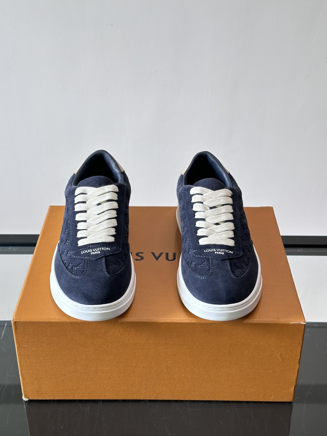 LV Flash 运动鞋为绒面牛皮革压印 Nano Monogram 图案，以流畅线条勾勒简约美学风尚。皮革饰边结合明丽