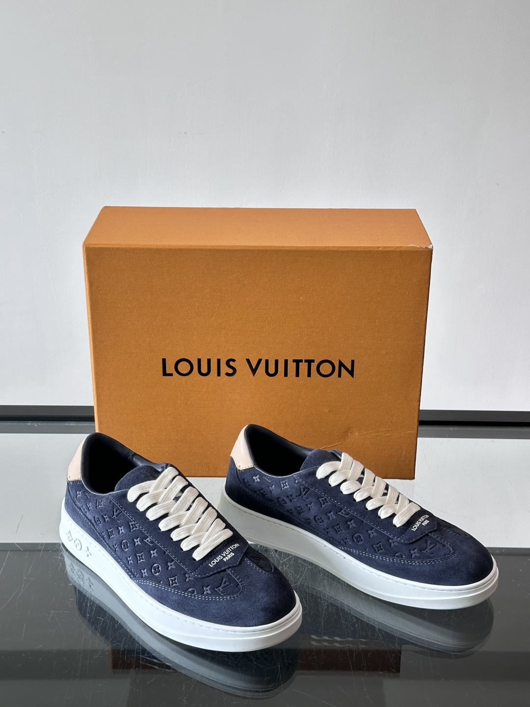 LV Flash 运动鞋为绒面牛皮革压印 Nano Monogram 图案，以流畅线条勾勒简约美学风尚。皮革饰边结合明丽