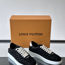LV Flash 运动鞋为绒面牛皮革压印 Nano Monogram 图案,以流畅线条勾勒简约美学风尚。皮革饰边结合明丽 LV Flash 运动鞋为绒面牛皮革压印 Nano Monogram 图案,以流畅线条勾勒简约美学风尚。皮革饰边结合明丽