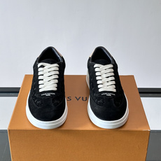 LV Flash 运动鞋为绒面牛皮革压印 Nano Monogram 图案,以流畅线条勾勒简约美学风尚。皮革饰边结合明丽 LV Flash 运动鞋为绒面牛皮革压印 Nano Monogram 图案,以流畅线条勾勒简约美学风尚。皮革饰边结合明丽