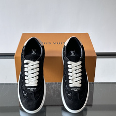 LV Flash 运动鞋为绒面牛皮革压印 Nano Monogram 图案,以流畅线条勾勒简约美学风尚。皮革饰边结合明丽 LV Flash 运动鞋为绒面牛皮革压印 Nano Monogram 图案,以流畅线条勾勒简约美学风尚。皮革饰边结合明丽