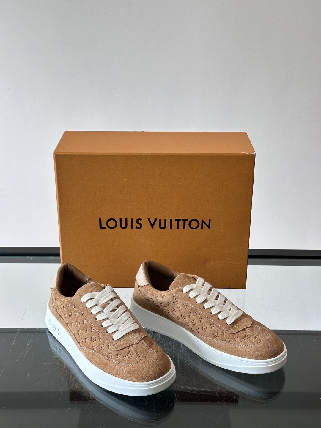 LV Flash 运动鞋为绒面牛皮革压印 Nano Monogram 图案,以流畅线条勾勒简约美学风尚。皮革饰边结合明丽 LV Flash 运动鞋为绒面牛皮革压印 Nano Monogram 图案,以流畅线条勾勒简约美学风尚。皮革饰边结合明丽