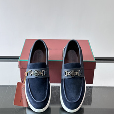 Loro Piana Summer Walk 乐福鞋,翻毛皮鞋面搭配白色厚底,金属锁扣装饰,手工缝线。完全是" Loro Piana Summer Walk 乐福鞋,翻毛皮鞋面搭配白色厚底,金属锁扣装饰,手工缝线。完全是"