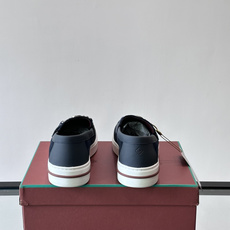 Loro Piana Summer Walk 乐福鞋,翻毛皮鞋面搭配白色厚底,金属锁扣装饰,手工缝线。完全是" Loro Piana Summer Walk 乐福鞋,翻毛皮鞋面搭配白色厚底,金属锁扣装饰,手工缝线。完全是"