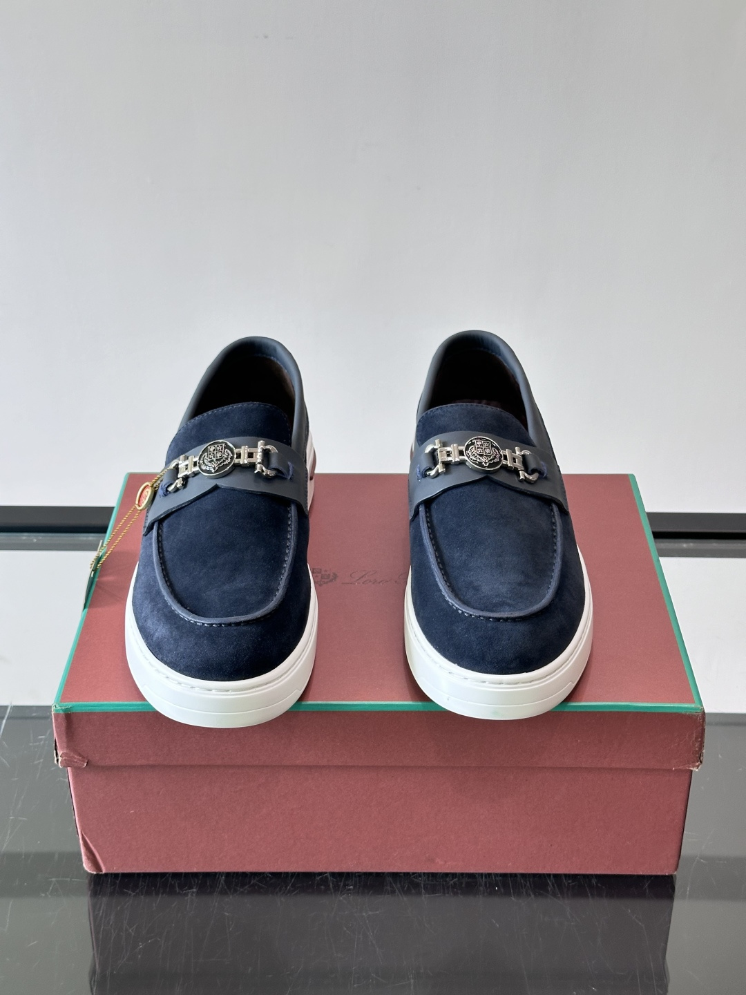 Loro Piana Summer Walk 乐福鞋,翻毛皮鞋面搭配白色厚底,金属锁扣装饰,手工缝线。完全是" Loro Piana Summer Walk 乐福鞋,翻毛皮鞋面搭配白色厚底,金属锁扣装饰,手工缝线。完全是"