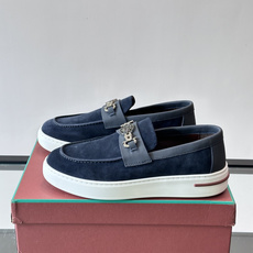 Loro Piana Summer Walk 乐福鞋,翻毛皮鞋面搭配白色厚底,金属锁扣装饰,手工缝线。完全是" Loro Piana Summer Walk 乐福鞋,翻毛皮鞋面搭配白色厚底,金属锁扣装饰,手工缝线。完全是"