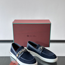 Loro Piana Summer Walk 乐福鞋,翻毛皮鞋面搭配白色厚底,金属锁扣装饰,手工缝线。完全是" Loro Piana Summer Walk 乐福鞋,翻毛皮鞋面搭配白色厚底,金属锁扣装饰,手工缝线。完全是"