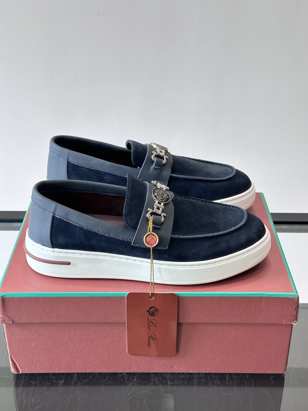 ​​Loro Piana Summer Walk 乐福鞋​​，翻毛皮鞋面搭配白色厚底，金属锁扣装饰，手工缝线。完全是" 