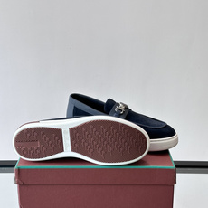 Loro Piana Summer Walk 乐福鞋,翻毛皮鞋面搭配白色厚底,金属锁扣装饰,手工缝线。完全是" Loro Piana Summer Walk 乐福鞋,翻毛皮鞋面搭配白色厚底,金属锁扣装饰,手工缝线。完全是"