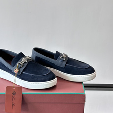 Loro Piana Summer Walk 乐福鞋,翻毛皮鞋面搭配白色厚底,金属锁扣装饰,手工缝线。完全是" Loro Piana Summer Walk 乐福鞋,翻毛皮鞋面搭配白色厚底,金属锁扣装饰,手工缝线。完全是"