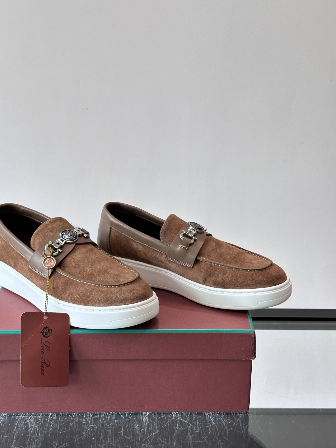 Loro Piana Summer Walk 乐福鞋,翻毛皮鞋面搭配白色厚底,金属锁扣装饰,手工缝线。完全是" Loro Piana Summer Walk 乐福鞋,翻毛皮鞋面搭配白色厚底,金属锁扣装饰,手工缝线。完全是"