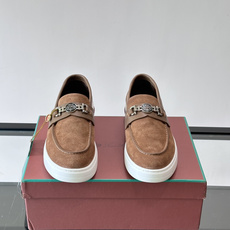 Loro Piana Summer Walk 乐福鞋,翻毛皮鞋面搭配白色厚底,金属锁扣装饰,手工缝线。完全是" Loro Piana Summer Walk 乐福鞋,翻毛皮鞋面搭配白色厚底,金属锁扣装饰,手工缝线。完全是"