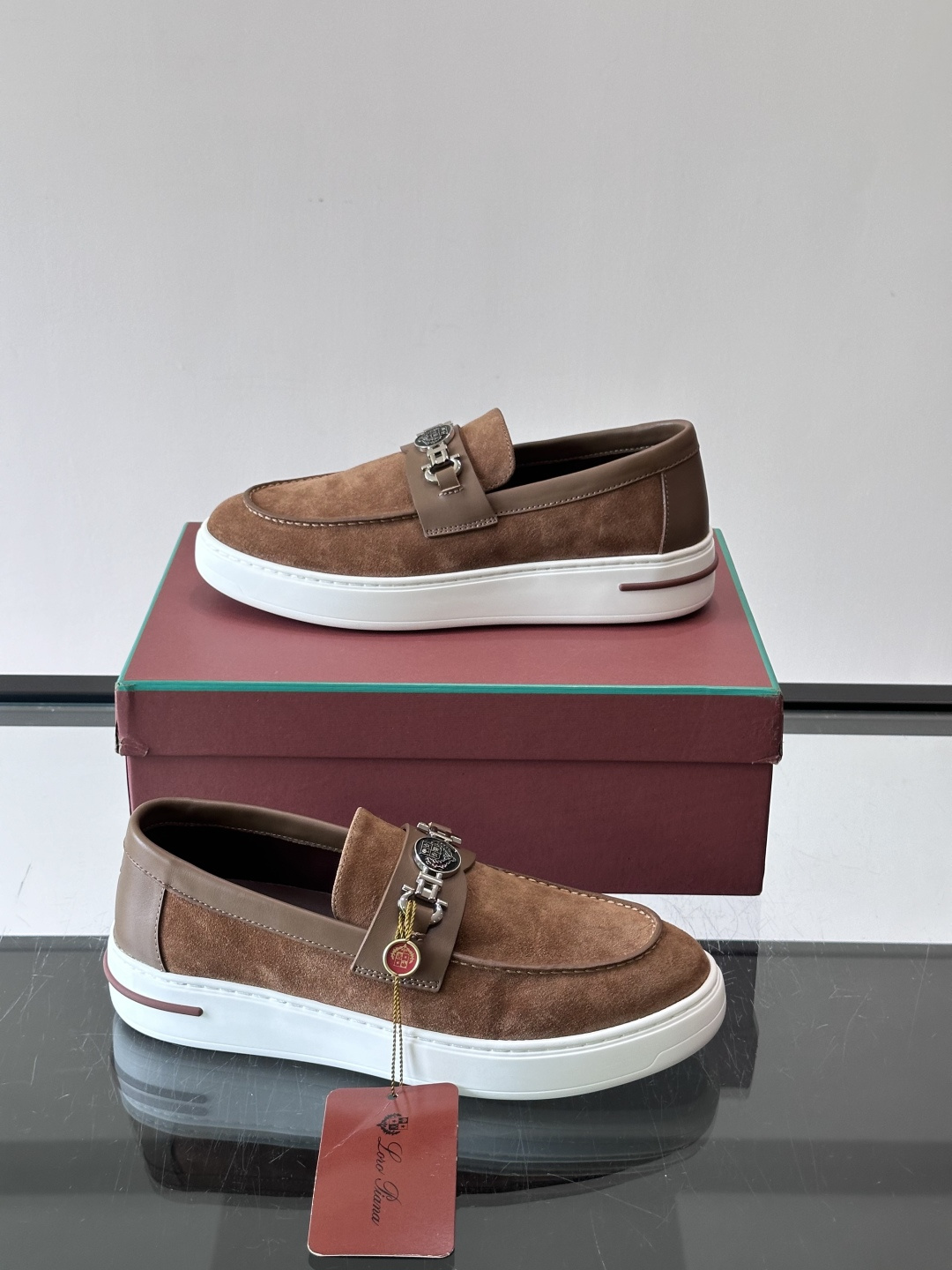 Loro Piana Summer Walk 乐福鞋,翻毛皮鞋面搭配白色厚底,金属锁扣装饰,手工缝线。完全是" Loro Piana Summer Walk 乐福鞋,翻毛皮鞋面搭配白色厚底,金属锁扣装饰,手工缝线。完全是"