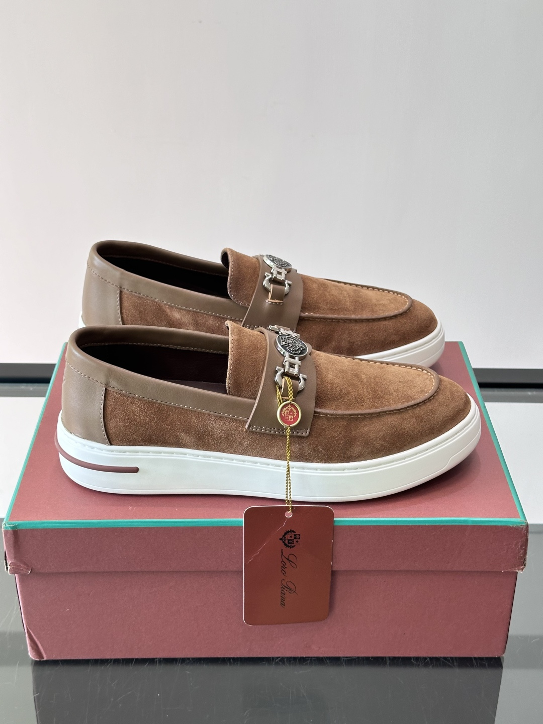 ​​Loro Piana Summer Walk 乐福鞋​​，翻毛皮鞋面搭配白色厚底，金属锁扣装饰，手工缝线。完全是" 