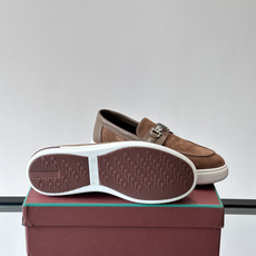 Loro Piana Summer Walk 乐福鞋,翻毛皮鞋面搭配白色厚底,金属锁扣装饰,手工缝线。完全是" Loro Piana Summer Walk 乐福鞋,翻毛皮鞋面搭配白色厚底,金属锁扣装饰,手工缝线。完全是"