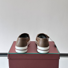 Loro Piana Summer Walk 乐福鞋,翻毛皮鞋面搭配白色厚底,金属锁扣装饰,手工缝线。完全是" Loro Piana Summer Walk 乐福鞋,翻毛皮鞋面搭配白色厚底,金属锁扣装饰,手工缝线。完全是"