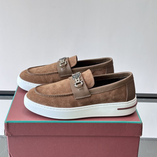 Loro Piana Summer Walk 乐福鞋,翻毛皮鞋面搭配白色厚底,金属锁扣装饰,手工缝线。完全是" Loro Piana Summer Walk 乐福鞋,翻毛皮鞋面搭配白色厚底,金属锁扣装饰,手工缝线。完全是"