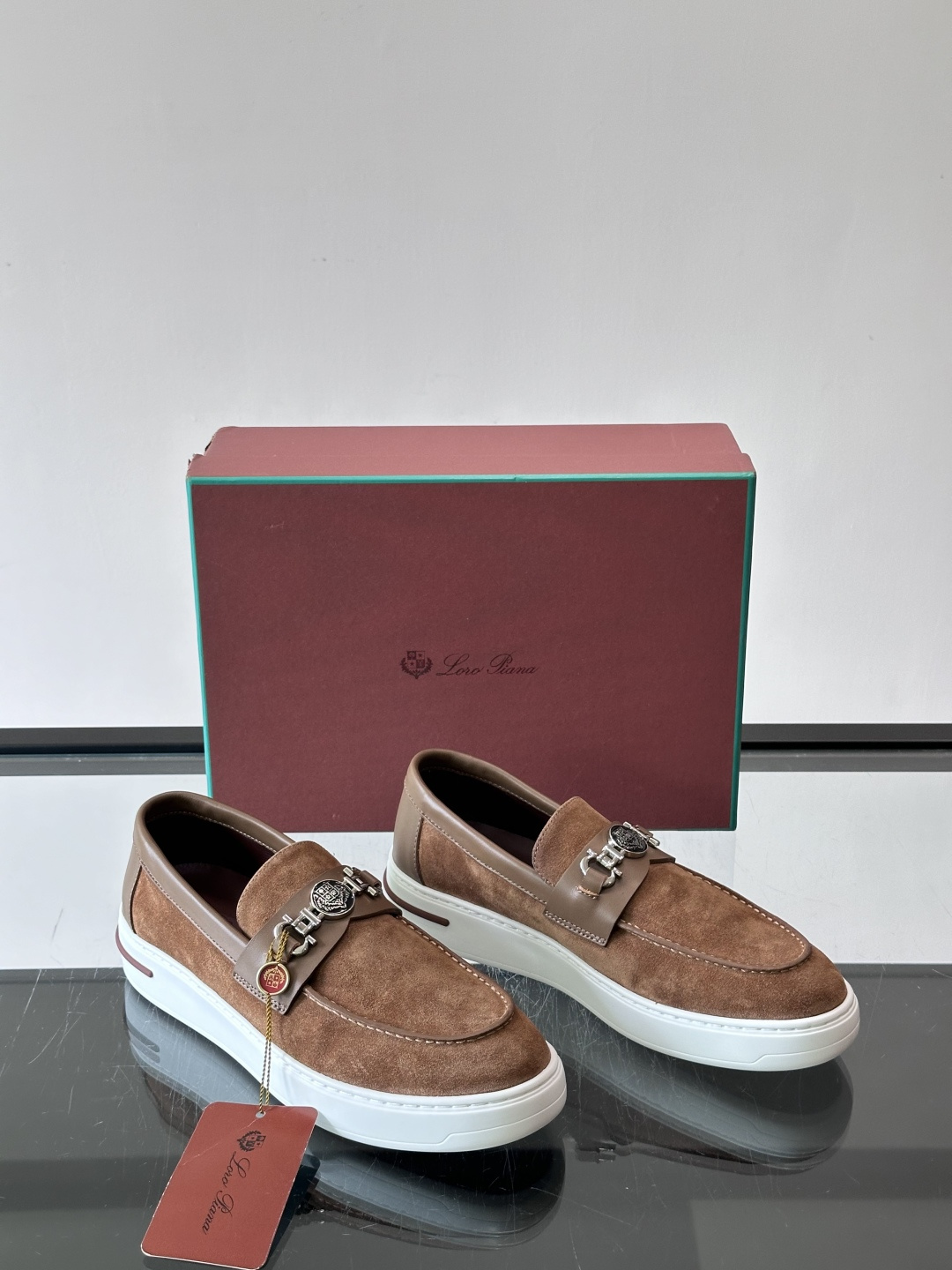 Loro Piana Summer Walk 乐福鞋,翻毛皮鞋面搭配白色厚底,金属锁扣装饰,手工缝线。完全是" Loro Piana Summer Walk 乐福鞋,翻毛皮鞋面搭配白色厚底,金属锁扣装饰,手工缝线。完全是"