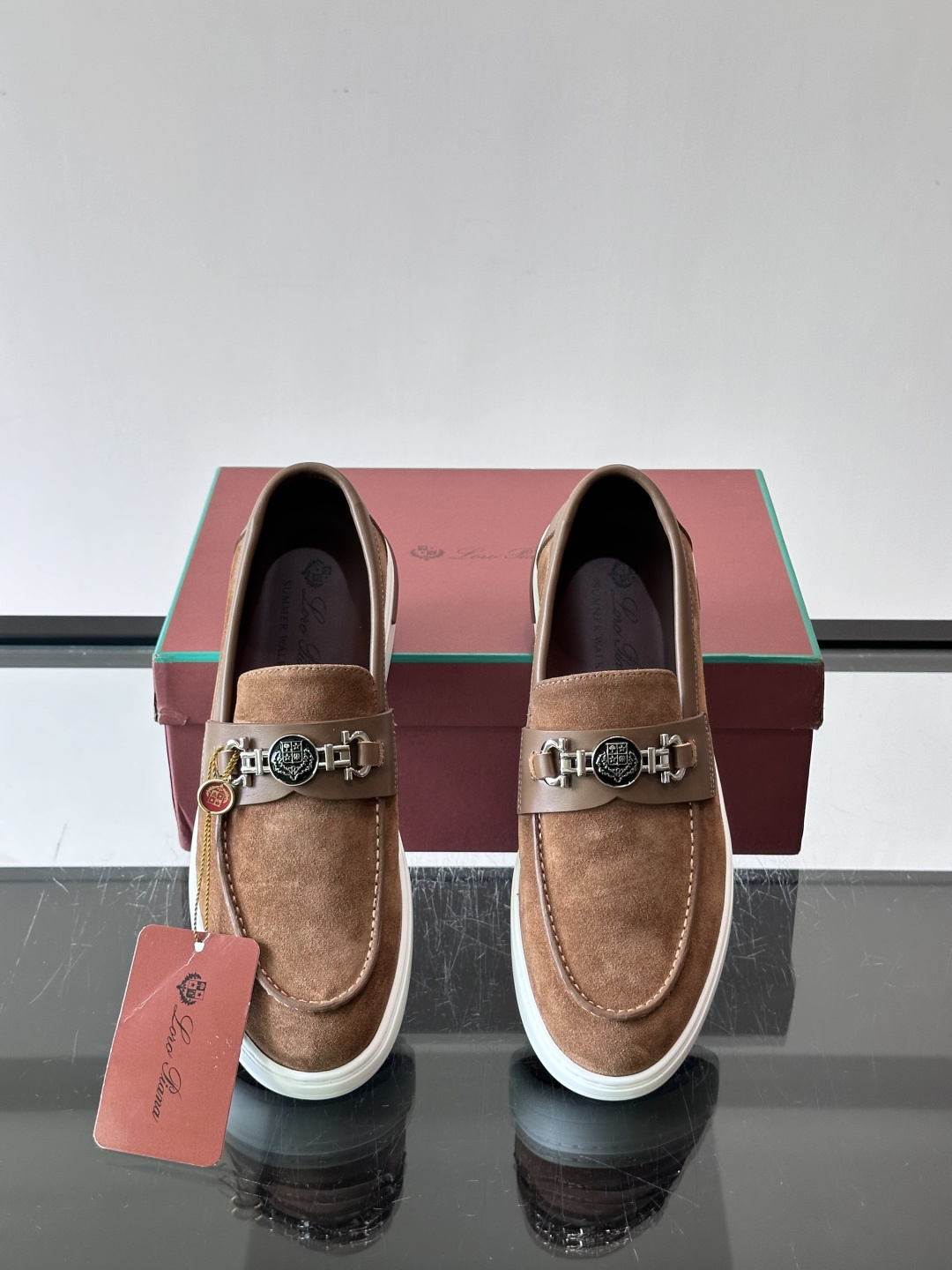 Loro Piana Summer Walk 乐福鞋,翻毛皮鞋面搭配白色厚底,金属锁扣装饰,手工缝线。完全是" Loro Piana Summer Walk 乐福鞋,翻毛皮鞋面搭配白色厚底,金属锁扣装饰,手工缝线。完全是"