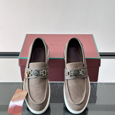 Loro Piana Summer Walk 乐福鞋,翻毛皮鞋面搭配白色厚底,金属锁扣装饰,手工缝线。完全是" Loro Piana Summer Walk 乐福鞋,翻毛皮鞋面搭配白色厚底,金属锁扣装饰,手工缝线。完全是"