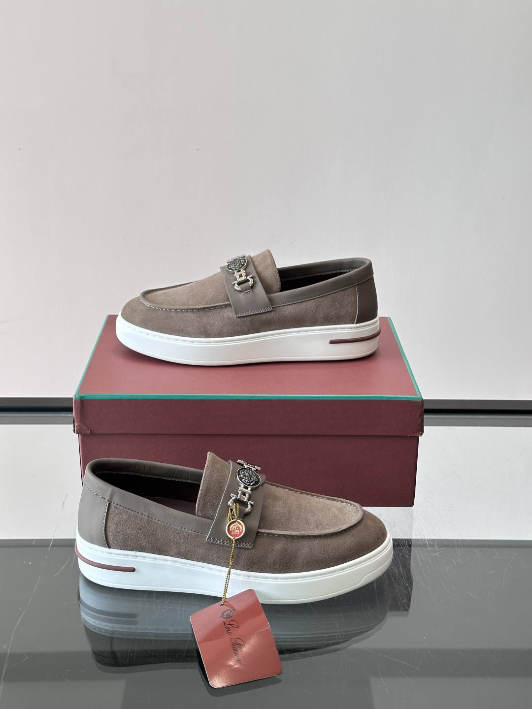 Loro Piana Summer Walk 乐福鞋,翻毛皮鞋面搭配白色厚底,金属锁扣装饰,手工缝线。完全是" Loro Piana Summer Walk 乐福鞋,翻毛皮鞋面搭配白色厚底,金属锁扣装饰,手工缝线。完全是"