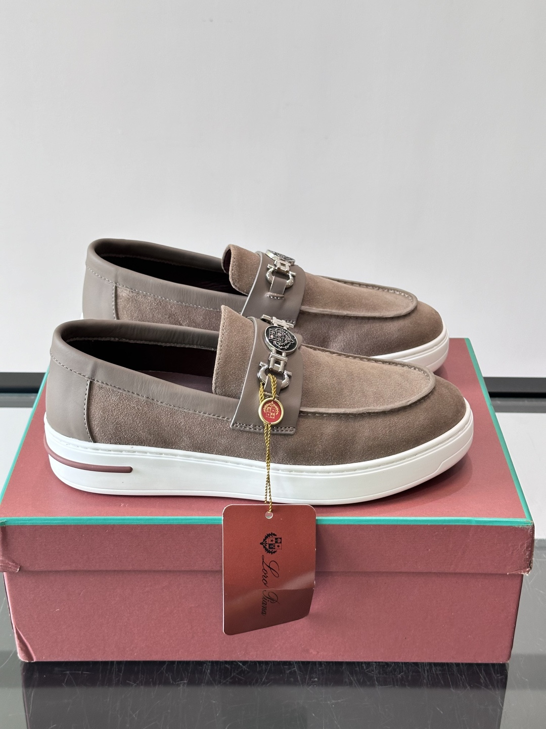 ​​Loro Piana Summer Walk 乐福鞋​​，翻毛皮鞋面搭配白色厚底，金属锁扣装饰，手工缝线。完全是" 