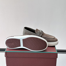 Loro Piana Summer Walk 乐福鞋,翻毛皮鞋面搭配白色厚底,金属锁扣装饰,手工缝线。完全是" Loro Piana Summer Walk 乐福鞋,翻毛皮鞋面搭配白色厚底,金属锁扣装饰,手工缝线。完全是"