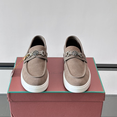 Loro Piana Summer Walk 乐福鞋,翻毛皮鞋面搭配白色厚底,金属锁扣装饰,手工缝线。完全是" Loro Piana Summer Walk 乐福鞋,翻毛皮鞋面搭配白色厚底,金属锁扣装饰,手工缝线。完全是"