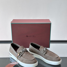 Loro Piana Summer Walk 乐福鞋,翻毛皮鞋面搭配白色厚底,金属锁扣装饰,手工缝线。完全是" Loro Piana Summer Walk 乐福鞋,翻毛皮鞋面搭配白色厚底,金属锁扣装饰,手工缝线。完全是"