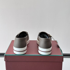 Loro Piana Summer Walk 乐福鞋,翻毛皮鞋面搭配白色厚底,金属锁扣装饰,手工缝线。完全是" Loro Piana Summer Walk 乐福鞋,翻毛皮鞋面搭配白色厚底,金属锁扣装饰,手工缝线。完全是"