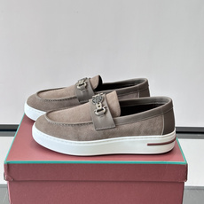 Loro Piana Summer Walk 乐福鞋,翻毛皮鞋面搭配白色厚底,金属锁扣装饰,手工缝线。完全是" Loro Piana Summer Walk 乐福鞋,翻毛皮鞋面搭配白色厚底,金属锁扣装饰,手工缝线。完全是"
