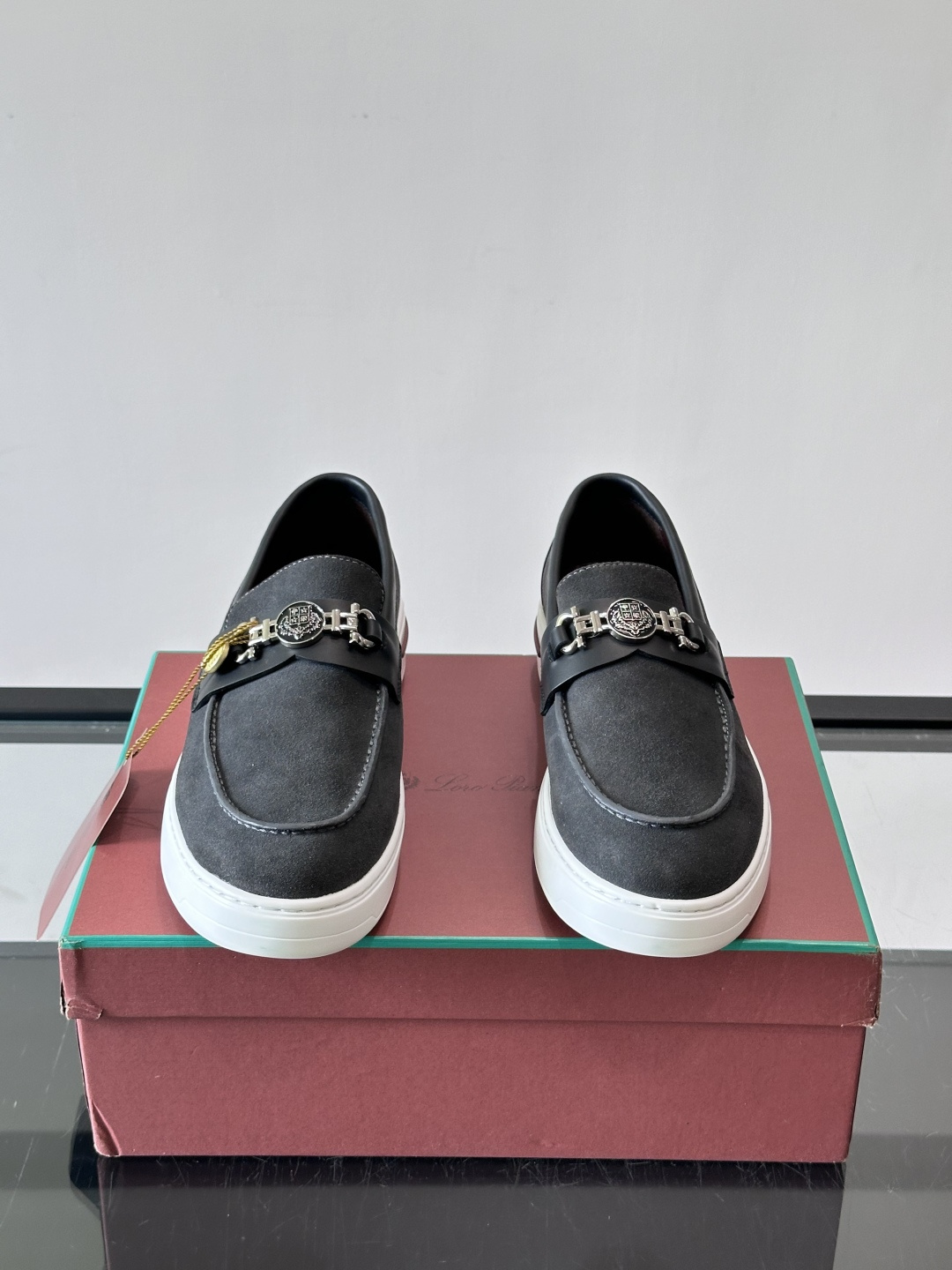 Loro Piana Summer Walk 乐福鞋,翻毛皮鞋面搭配白色厚底,金属锁扣装饰,手工缝线。完全是" Loro Piana Summer Walk 乐福鞋,翻毛皮鞋面搭配白色厚底,金属锁扣装饰,手工缝线。完全是"
