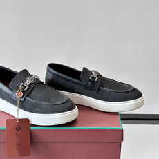 Loro Piana Summer Walk 乐福鞋,翻毛皮鞋面搭配白色厚底,金属锁扣装饰,手工缝线。完全是" Loro Piana Summer Walk 乐福鞋,翻毛皮鞋面搭配白色厚底,金属锁扣装饰,手工缝线。完全是"