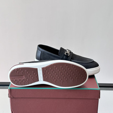 Loro Piana Summer Walk 乐福鞋,翻毛皮鞋面搭配白色厚底,金属锁扣装饰,手工缝线。完全是" Loro Piana Summer Walk 乐福鞋,翻毛皮鞋面搭配白色厚底,金属锁扣装饰,手工缝线。完全是"