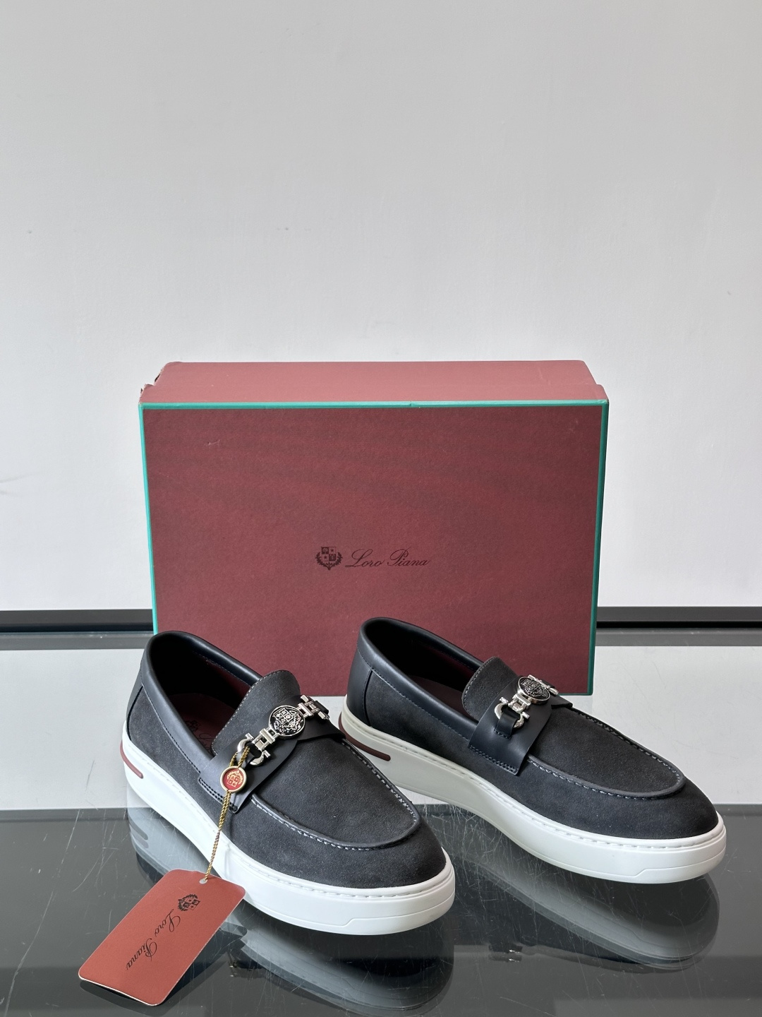 Loro Piana Summer Walk 乐福鞋,翻毛皮鞋面搭配白色厚底,金属锁扣装饰,手工缝线。完全是" Loro Piana Summer Walk 乐福鞋,翻毛皮鞋面搭配白色厚底,金属锁扣装饰,手工缝线。完全是"
