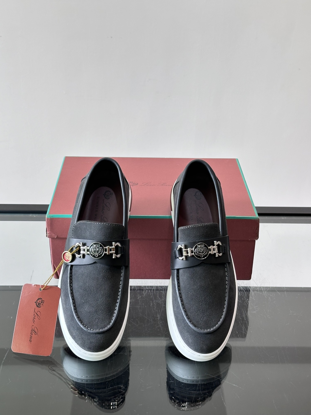 Loro Piana Summer Walk 乐福鞋,翻毛皮鞋面搭配白色厚底,金属锁扣装饰,手工缝线。完全是" Loro Piana Summer Walk 乐福鞋,翻毛皮鞋面搭配白色厚底,金属锁扣装饰,手工缝线。完全是"