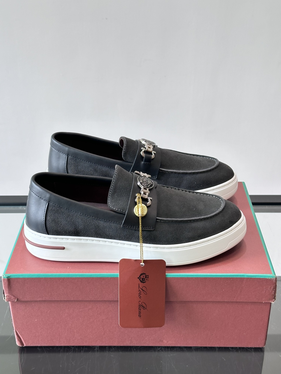 ​​Loro Piana Summer Walk 乐福鞋​​，翻毛皮鞋面搭配白色厚底，金属锁扣装饰，手工缝线。完全是" 