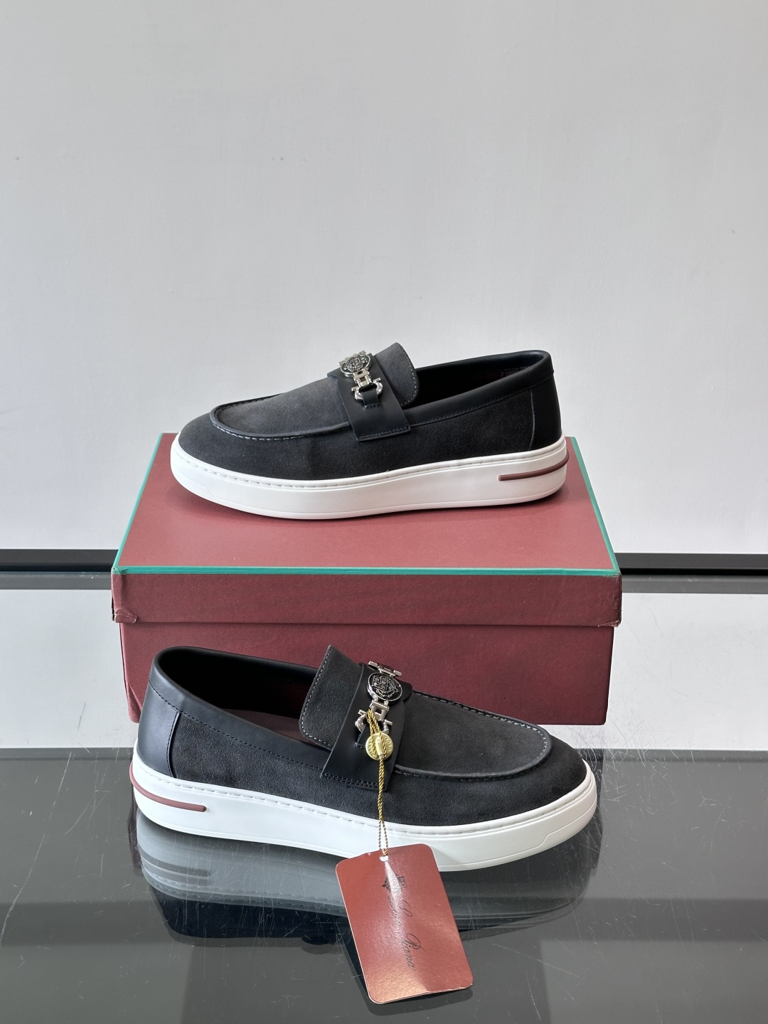 Loro Piana Summer Walk 乐福鞋,翻毛皮鞋面搭配白色厚底,金属锁扣装饰,手工缝线。完全是" Loro Piana Summer Walk 乐福鞋,翻毛皮鞋面搭配白色厚底,金属锁扣装饰,手工缝线。完全是"