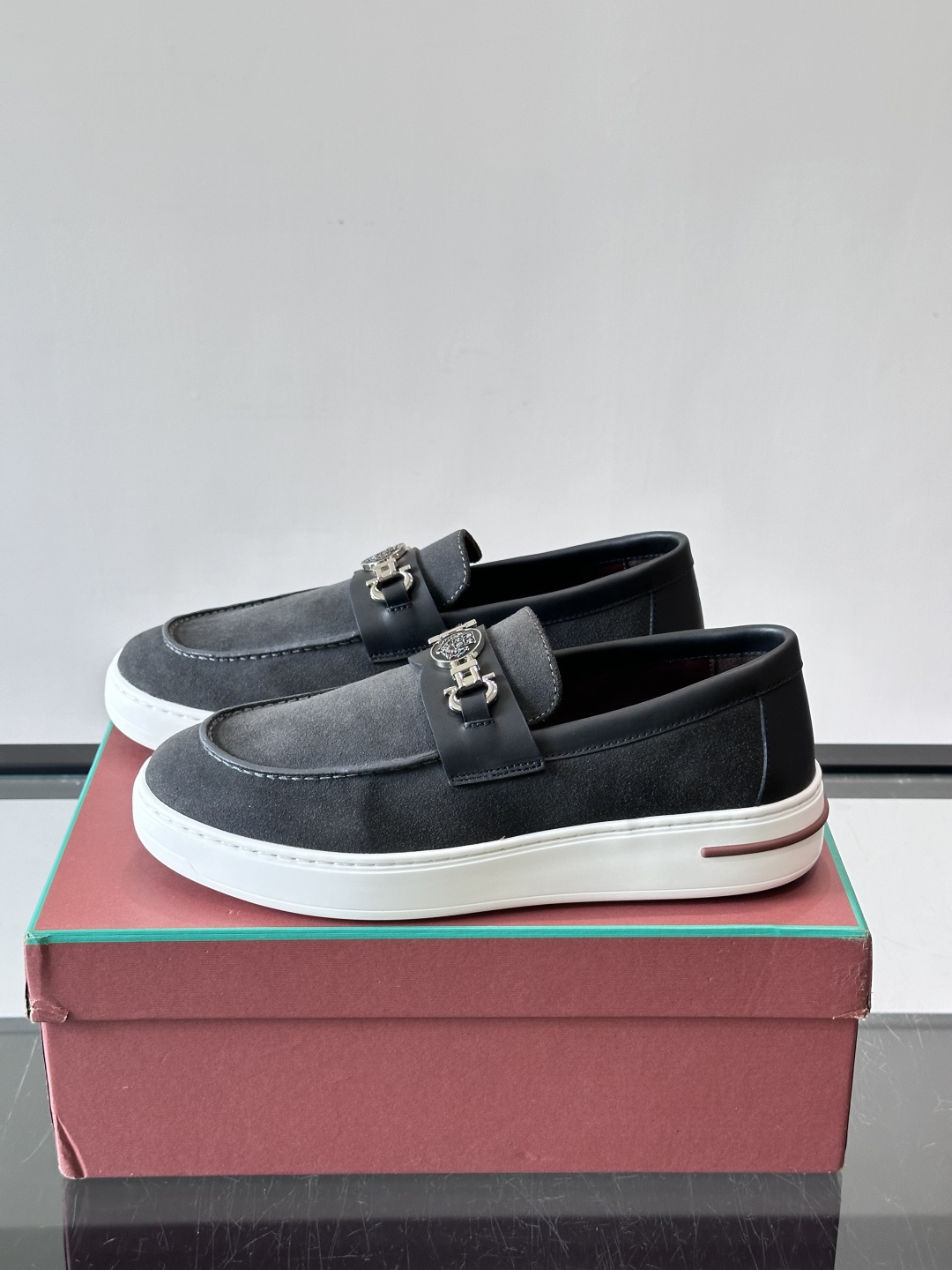 Loro Piana Summer Walk 乐福鞋,翻毛皮鞋面搭配白色厚底,金属锁扣装饰,手工缝线。完全是" Loro Piana Summer Walk 乐福鞋,翻毛皮鞋面搭配白色厚底,金属锁扣装饰,手工缝线。完全是"
