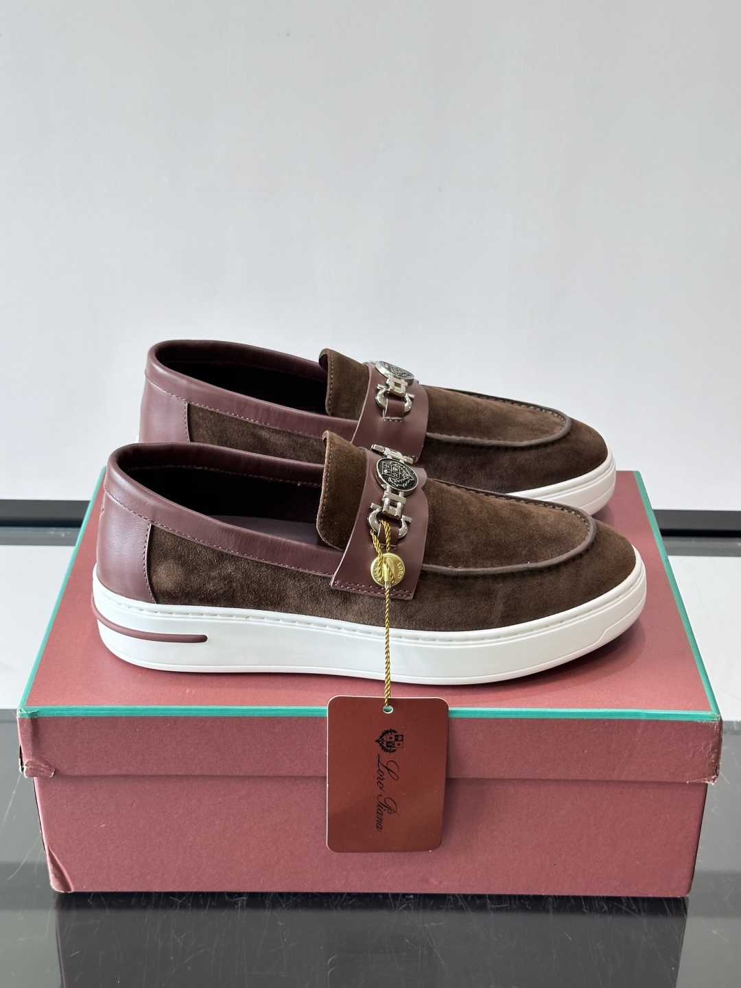​​Loro Piana Summer Walk 乐福鞋​​，翻毛皮鞋面搭配白色厚底，金属锁扣装饰，手工缝线。完全是" 