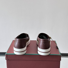 Loro Piana Summer Walk 乐福鞋,翻毛皮鞋面搭配白色厚底,金属锁扣装饰,手工缝线。完全是" Loro Piana Summer Walk 乐福鞋,翻毛皮鞋面搭配白色厚底,金属锁扣装饰,手工缝线。完全是"