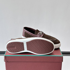 Loro Piana Summer Walk 乐福鞋,翻毛皮鞋面搭配白色厚底,金属锁扣装饰,手工缝线。完全是" Loro Piana Summer Walk 乐福鞋,翻毛皮鞋面搭配白色厚底,金属锁扣装饰,手工缝线。完全是"