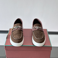 Loro Piana Summer Walk 乐福鞋,翻毛皮鞋面搭配白色厚底,金属锁扣装饰,手工缝线。完全是" Loro Piana Summer Walk 乐福鞋,翻毛皮鞋面搭配白色厚底,金属锁扣装饰,手工缝线。完全是"